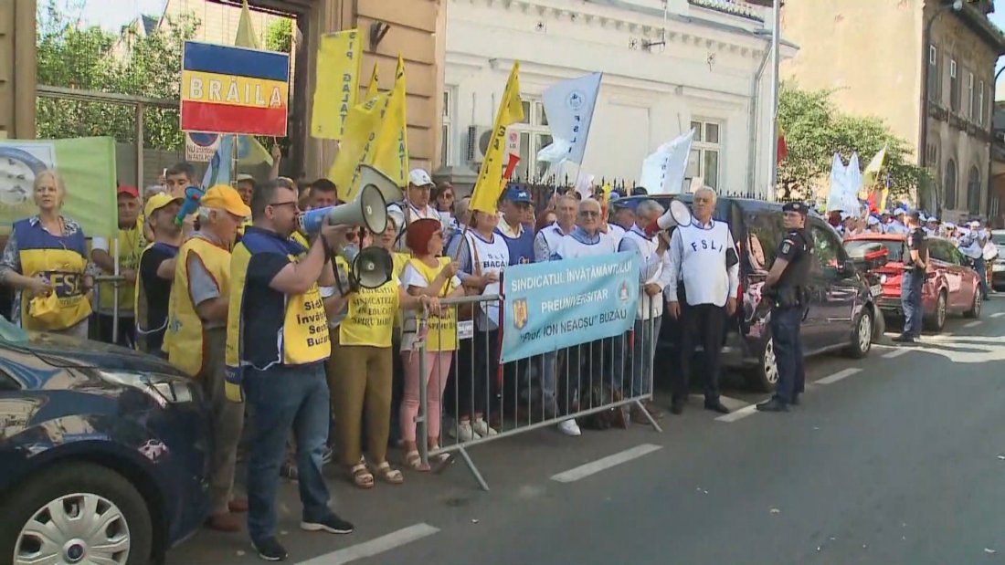 Протести на учители в Румъния: Обмисля се бойкот на първия учебен ден на 8 септември