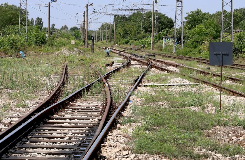 Товарен влак с цистерни гори край село Пясъчево