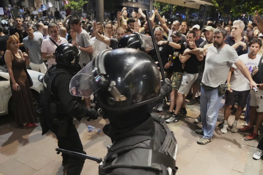 Протестиращи разбиха офис на управляващата партия в Сърбия