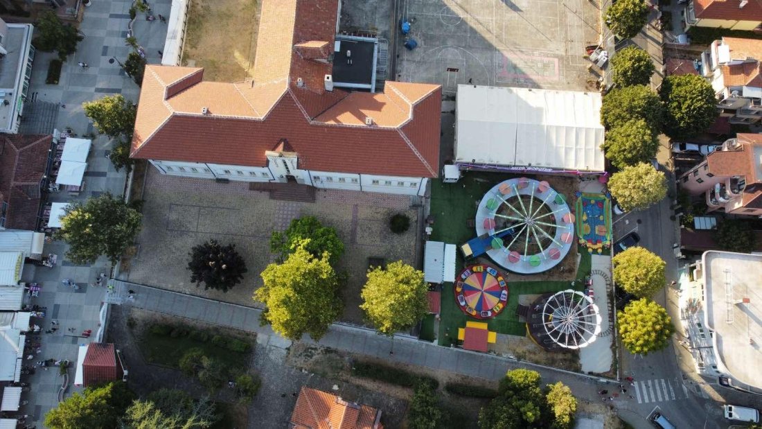 Лунапарк в училищен двор в Обзор