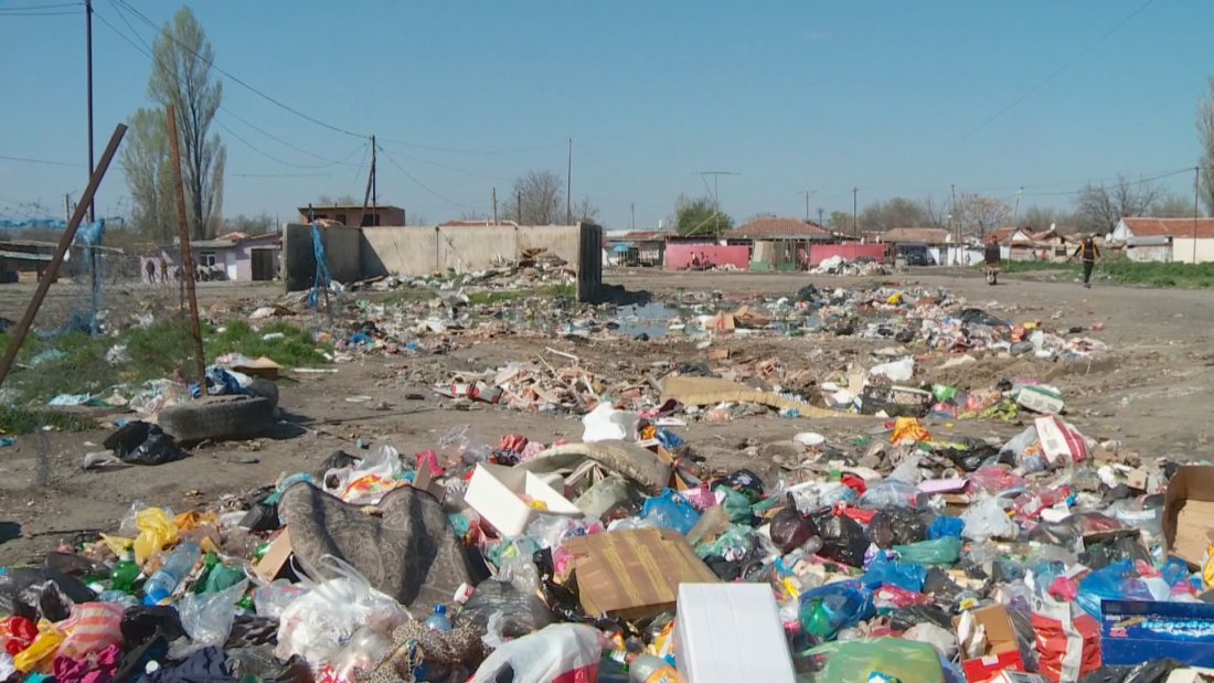 Абсурди в Столипиново: Купища отпадъци и мистериозно изчезващи кофи за боклук