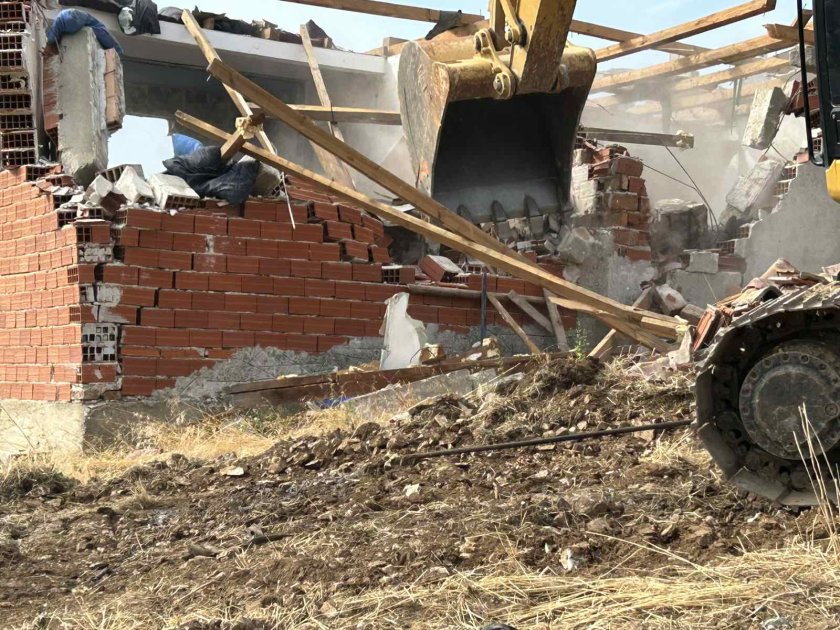 Премахват незаконно изградени къщи в квартал "Лозенец" в Стара Загора (СНИМКИ)