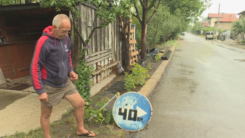 "Невольо, невольо": Когато институциите не помагат - сам си правиш пътни знаци