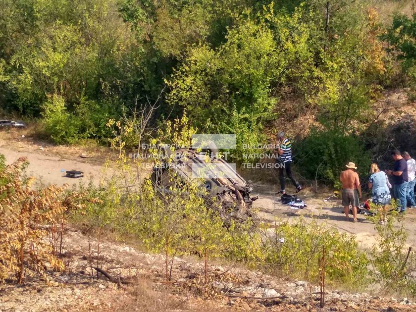 Бус с мигранти катастрофира край село Божаново, един човек е загинал