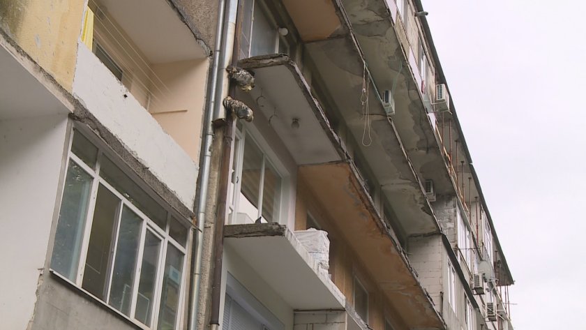 Пореден абсурд - цял блок в Свищов остана без тераси след прекъснато саниране