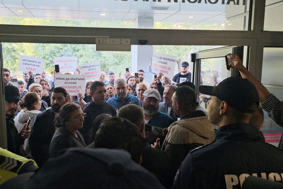 Напрежение пред болницата в Русе, където почина 21-годишна родилка