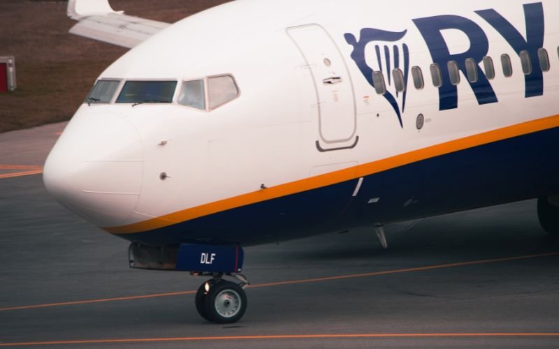 Максимална глоба от 10 000 лв. за авиопревозвача, свалил неправомерно дете в инвалидна количка от свой полет