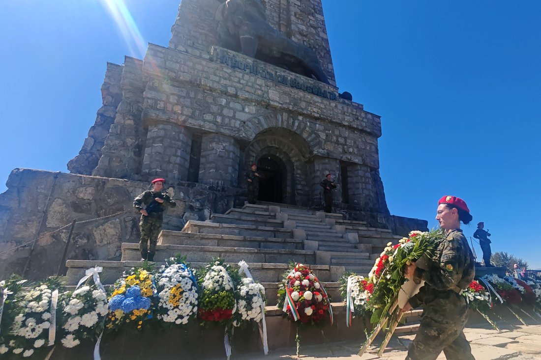 Хиляди българи отдадоха почит на героите на Шипка (ОБЗОР)