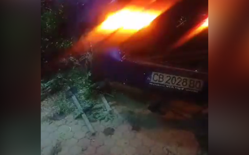 Кола прехвърча през дървета и градинка със 100 км/ч, заби се в жилищен блок