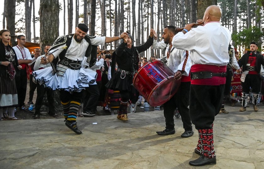 международен фестивал фолклорната носия жеравна снимки