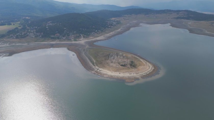 Пресъхналият язовир "Батак" - според местните причината е неправилното управление на водите