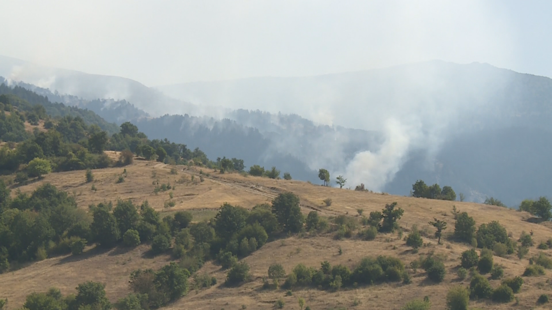 Продължава борбата с огъня в Национален парк "Рила"
