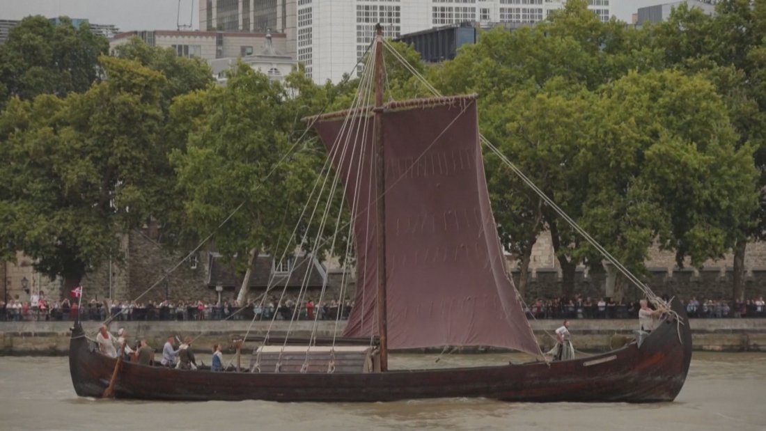 Реплика на викингска лодка премина под "Тауър Бридж" в Лондон