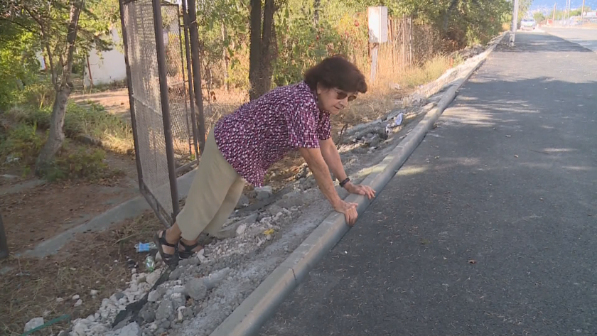 Да лазиш, за да стигнеш до дома си: Ремонт на път във варненския квартал "Галата" предизвика недоволство