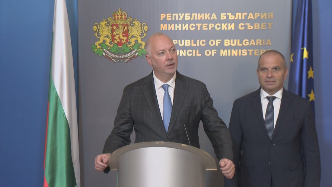 Опозицията води хибридна информационна атака, заяви Желязков за изслушването си по повод самолета на Фон дер Лайен