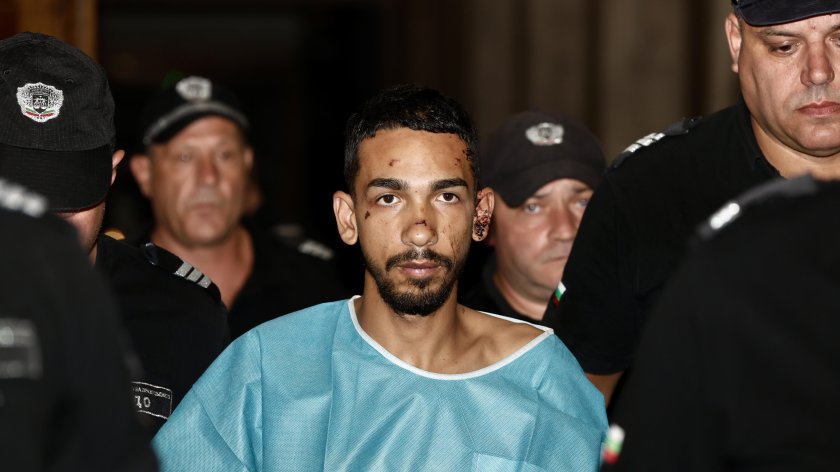 Със 199 км/ч, докато диша райски газ, е шофирал Виктор, забил колата си в автобус в София