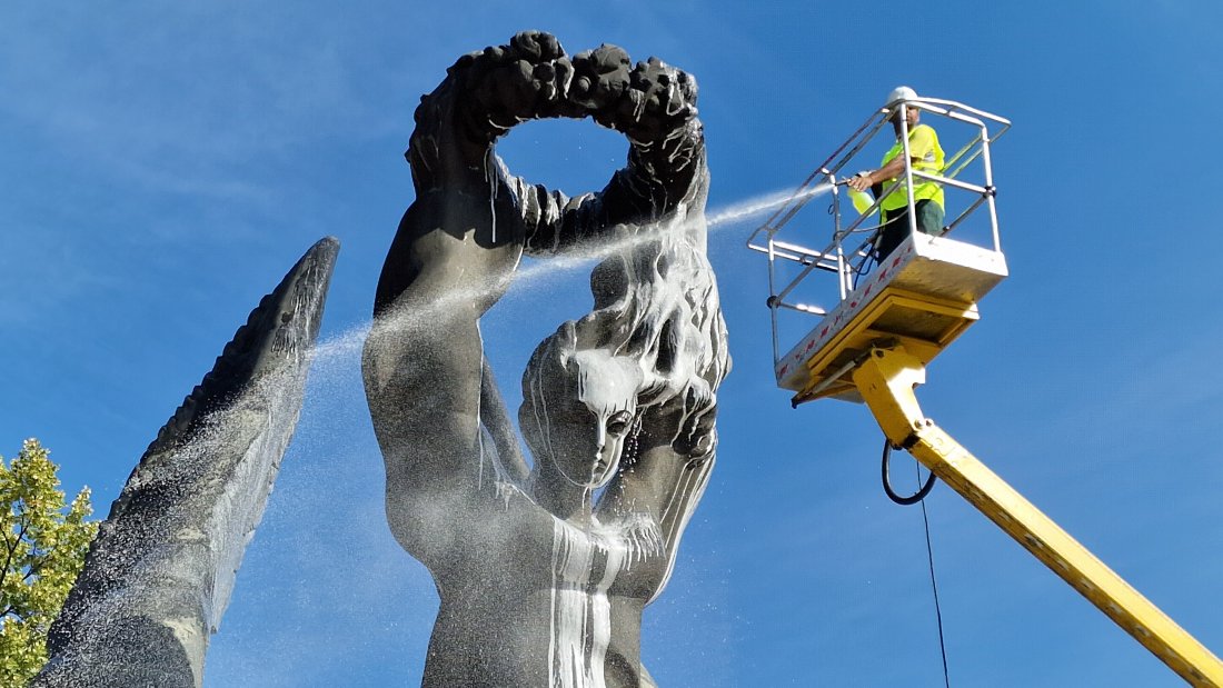 Пловдив се готви за 6 септември: Мият с шампоан паметника на Съединението