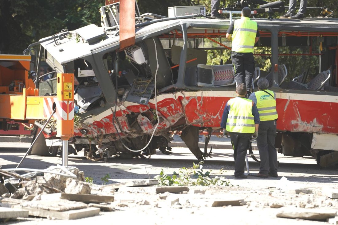 Неофициално: Има задържан за дерайлиралия трамвай в София