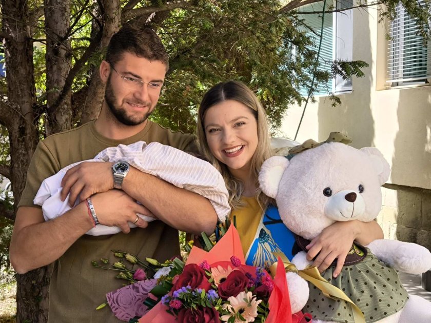 Репортерът на "По света и у нас" Тереза Кънчева-Василева и малката Божана се прибраха у дома