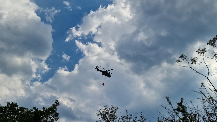 Хеликоптер Ми-17 и военнослужещи се включват в гасенето на пожара в Рила