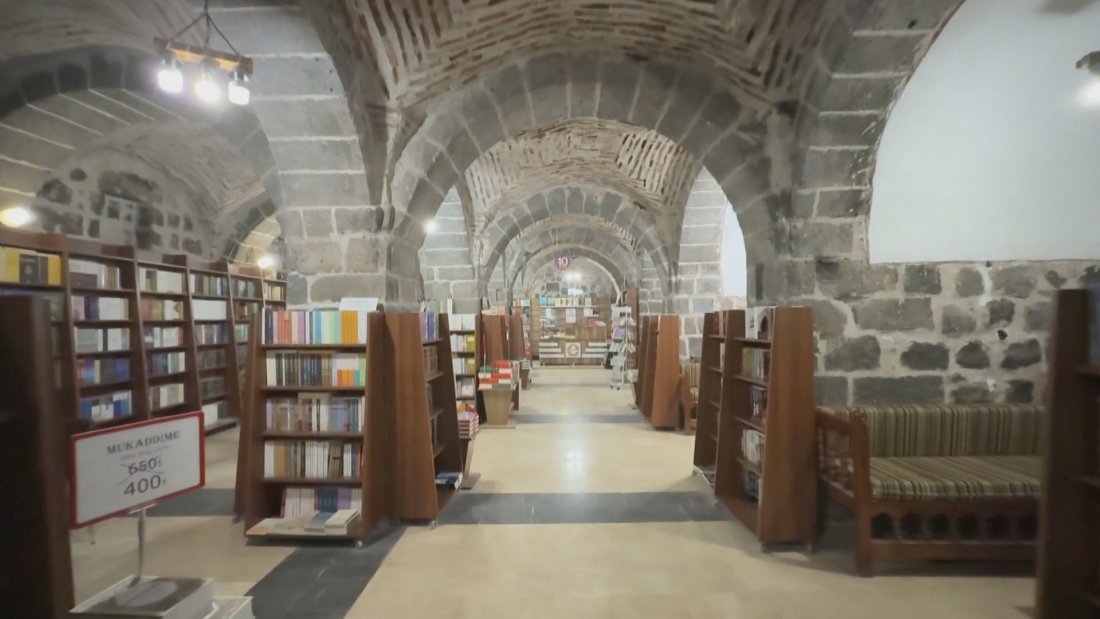 В Турция превърнаха многовековен хан в книжарница