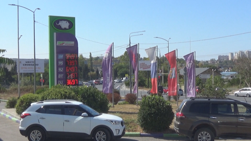 Недостиг на бензин в Русия, цената му се покачва в анексирания Крим