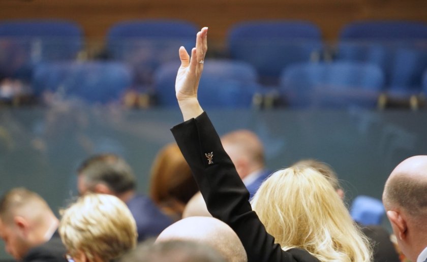 Опозицията настоява за оставката на вътрешния министър след побоя в Русе