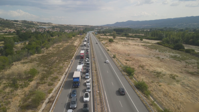 Натоварен трафик в последния почивен ден: Километрични задръствания и катастрофи по магистралите