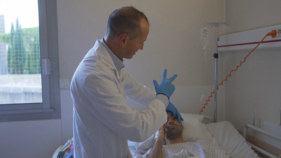 Собствен зъб в окото връща зрението на пациенти