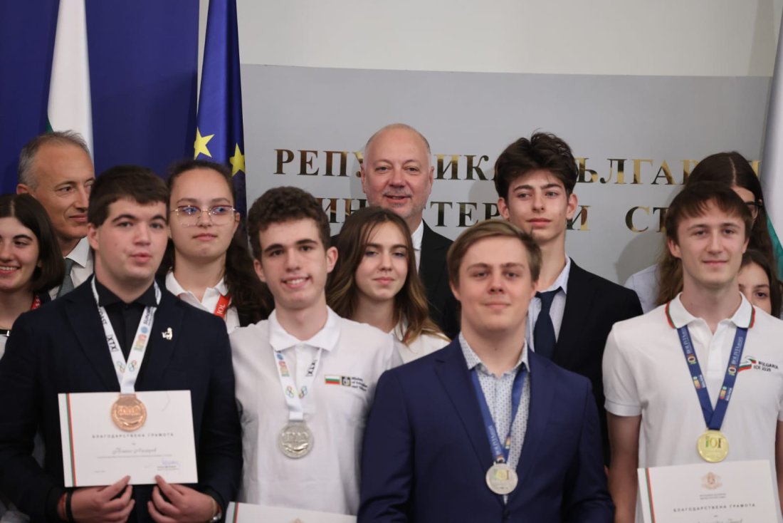 Росен Желязков връчи отличия на български ученици