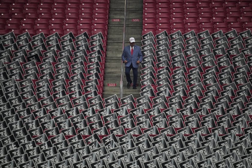 Над 100 000 души изпращат Чарли Кърк в последния му път