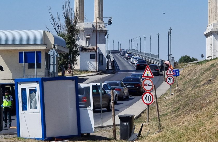 Задържаха мъж на "Дунав мост", пренасял 55 000 лева, заработени от ало измами