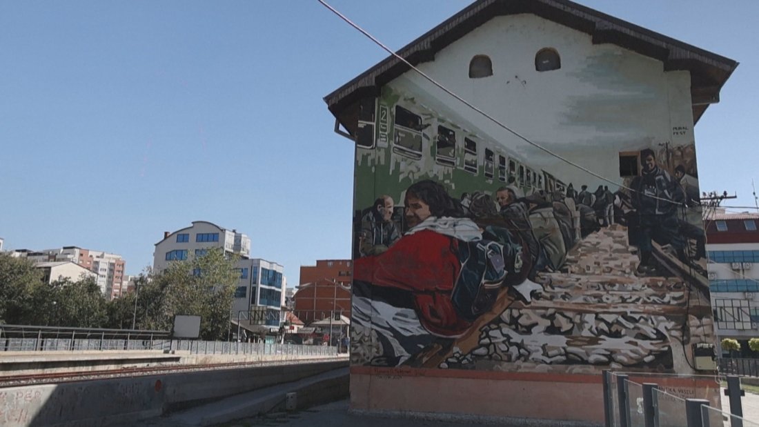 Графити артисти от цял свят преобразяват стари сгради в Косово