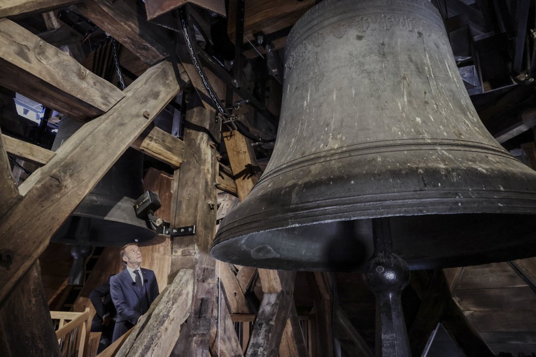 Катедралата Нотр Дам в пълния ѝ блясък: Камбанариите отварят отново след големия пожар