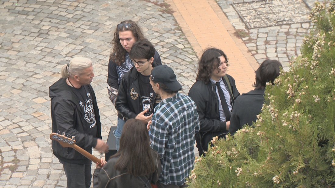 Младият дух на рока оживя около Централна гара