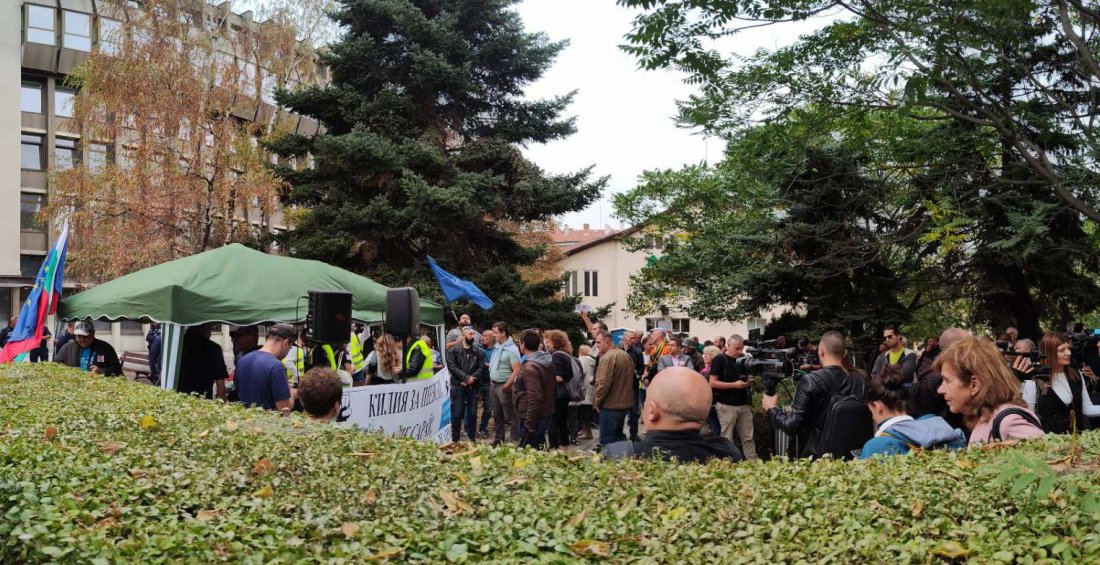 "За свободна България": Протест се провежда пред сградата на "ДПС - Ново начало"