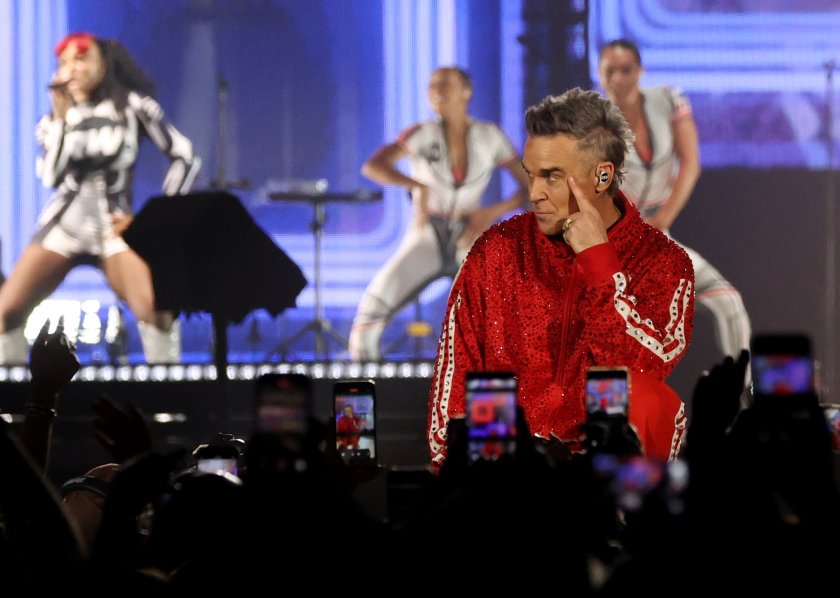 Служителите на ДАИ изнудвали екипа на Роби Уилямс с Гугъл преводач