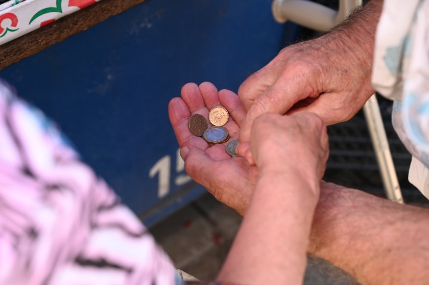 Правителството обеща 5% увеличение на вдовишката добавка