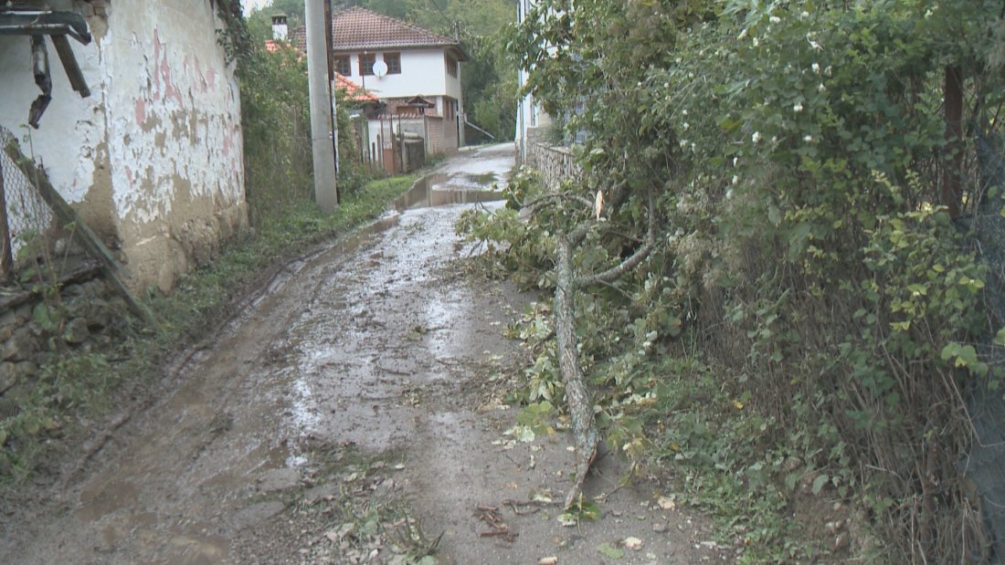Все още има места без ток в Трънско