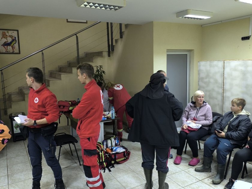 Над 100 души бяха евакуирани след водния ад в района на Свети Влас (СНИМКИ)