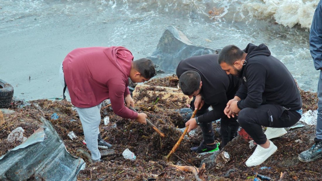Тълпи търсиха изхвърлени пари на брега в Царево