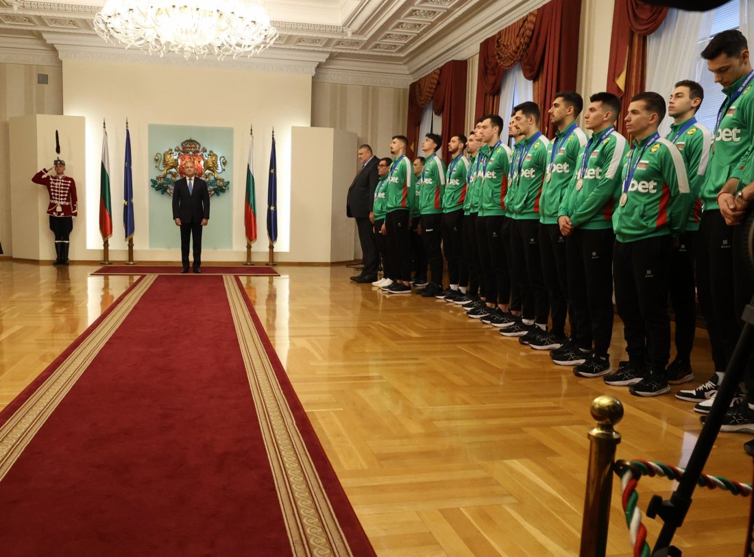 Президентът Румен Радев връчи почетни плакети на националите по волейбол
