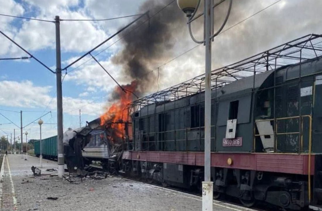 Един човек загина, а над 30 са ранени, руски дронове удариха пътнически влак в Украйна