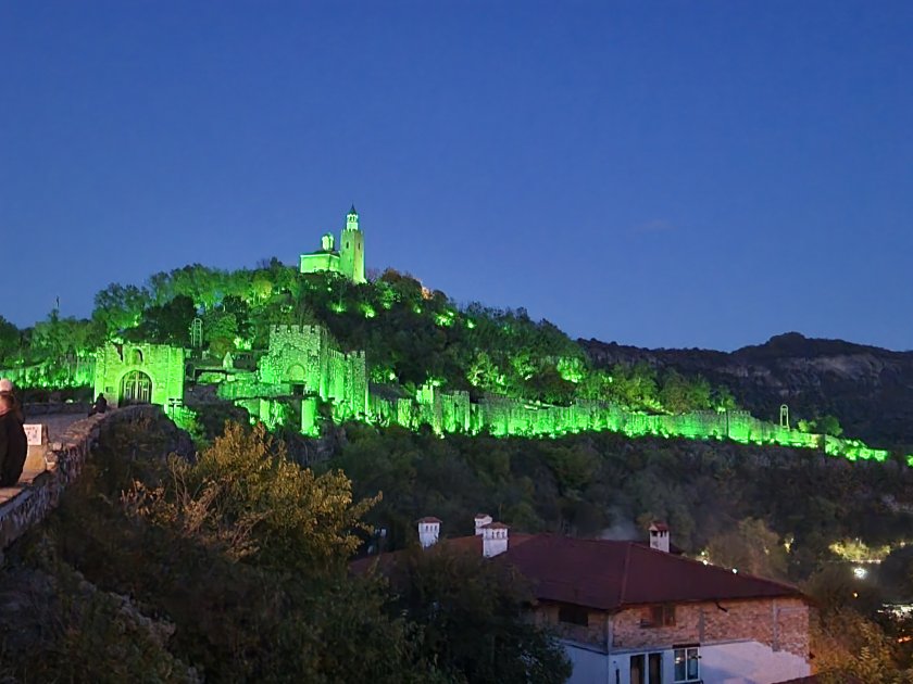 Емблематични сгради и места в цялата страна бяха осветени в зелено в подкрепа на Европейския ден на донорството