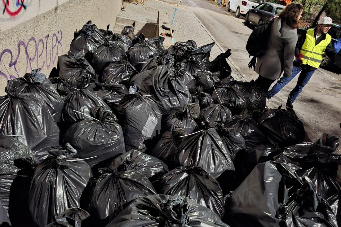 Кризата с боклука в София: Доброволци продължават да помагат на Столичната община