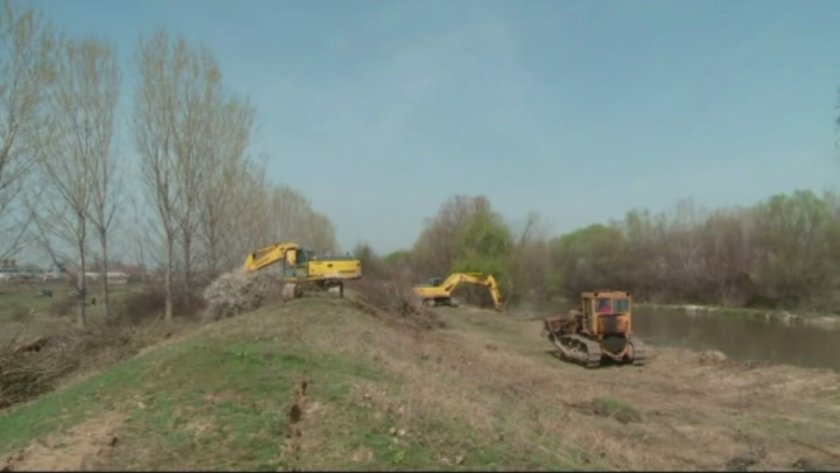 Спешно почистване на коритото на река Стряма