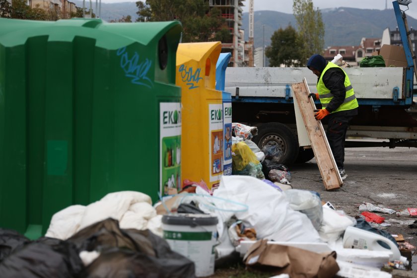 Затворници и гробари се включват в почистването на "Красно село" заради кризата с боклука