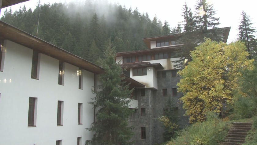 Махат чугунените радиатори и котела с нафта: Мащабен ремонт в Националното училище по фолклор в Шиpoĸa лъĸa