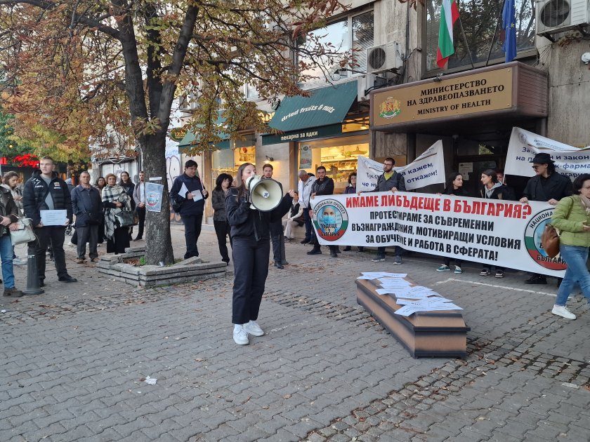 Млади лекари символично "погребаха" бъдещето си пред Здравното министерство (СНИМКИ и ВИДЕО)