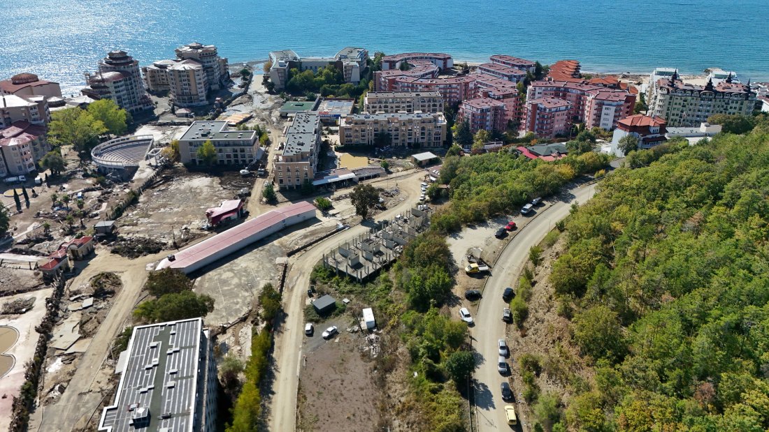 След бедствието в Елените: Продължава вземането на проби от питейната вода